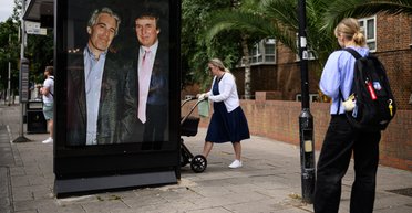 На порозі резиденції короля Чарльза розмістили величезне фото Трампа з Епштейном (відео)