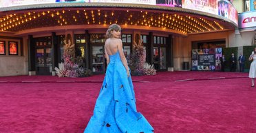 Тейлор Свіфт прийшла на прем'єру свого концертного фільму в сукні за $12 тисяч (фото)