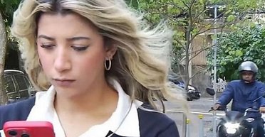 Телевизионную репортершу ограбили за мгновение до ее выхода в прямой эфир (видео)