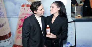 Нікола Пельтц у чорному боді підтримала Брукліна Бекхема на публіці (фото)