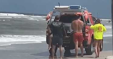 "Бачив ногу в її пащі": студент зі США розповів про страшний напад акули (фото)