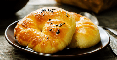 Булочки Ачма з сирною начинкою: рецепт ароматної турецької випічки