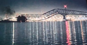 В США обвалился автомобильный трехкилометровый мост: людей ищут в воде (фото, видео)