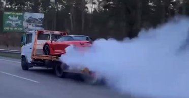 В Киеве на эвакуаторе загорелся эксклюзивный суперкар McLaren за $300 000 (видео)