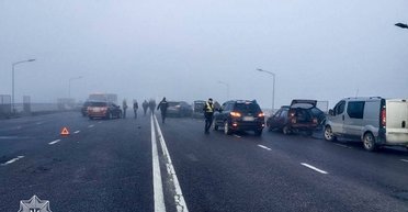 Столкнулись более 25 авто: во Львове произошло масштабное ДТП на мосту (фото, видео)