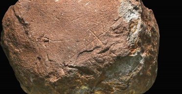 Никто такого не ожидал: обычный камень скрывал сверхважную тайну возрастом 200 тысяч лет