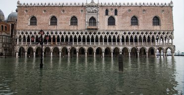 Потоп в Венеции, День холостяка в Китае и Меркурий на фоне Солнца. Главные фото недели