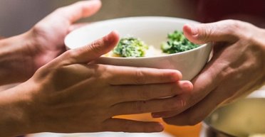 Один из близнецов стал веганом, а другой ел мясо: как это повлияло их здоровье