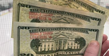 "Банки не приймають": чоловік показав нові зіпсовані долари зі штампами (фото)