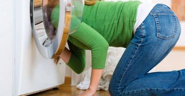 Куди діваються шкарпетки після прання: дівчина показала приховану нішу в пралці (фото)