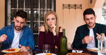 Мужчина пригласил бывшую брата на ужин: тот рассказал неприятную правду о ней (фото)