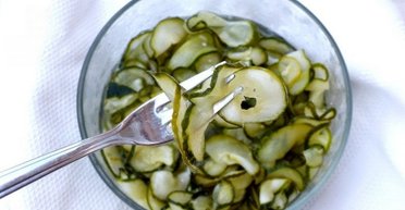 Кисло-солодкі огірки: пікантна консервація не для всіх