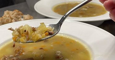 Зігріє і наситить: рецепт горохового супу з копченими реберцями та сушеними грибами