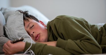 Небезпечно для життя: Apple закликала не спати поруч із iPhone під час зарядки