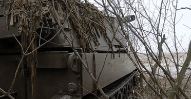 Артиллеристы применили САУ "Паладин" по минометному расчету оккупантов в укрытии (видео)