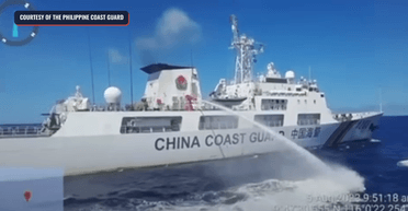 Китайский корабль морской охраны атаковал филиппинский корабль из водометов (видео)