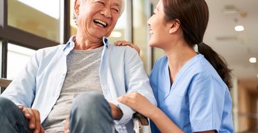 38-річна жінка добровільно оселилася в будинку для літніх людей: навіщо вона це зробила