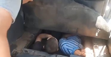 "Экстремалы" за $4,5 тысячи: ГПСУ остановили беглецов от ТЦК, которые прятались под дном авто (видео)