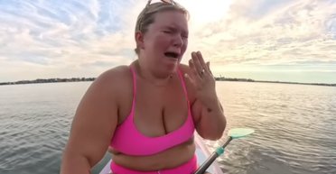 Не змогла стримати сліз: жінка плавала на дошці і побачила тінь у воді (відео)