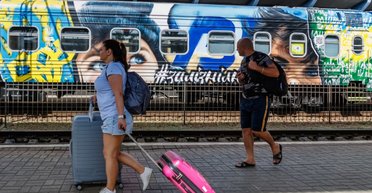 Українці продовжують мігрувати за кордон: скільки людей втратить країна 2025 року