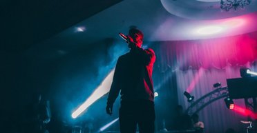 Мережа сміється з відомого українського артиста: той відмовився виходити на сцену без сала