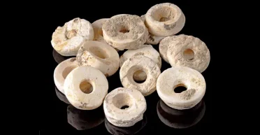 Сияли под лучами солнца: археологи нашли уникальное украшение из более 270 000 бусин (фото)