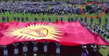 В Киргизии во время массированного действа грузовик с мороженым проехался по толпе детей (видео)