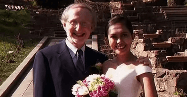 "Старший за моїх батьків": 28-річна дівчина вийшла заміж за 70-річного чоловіка (відео)