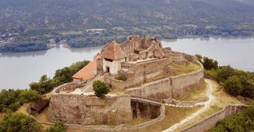 Лежали под теннисным кортом: во время раскопок Вышеградского замка нашли уникальные руины (фото)