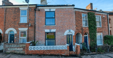 Звичайний на вигляд будинок викликає у людей занепокоєння через скляну ванну кімнату (фото)