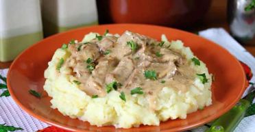 Вечная классика: нежнейший бефстроганов с домашней сметаной