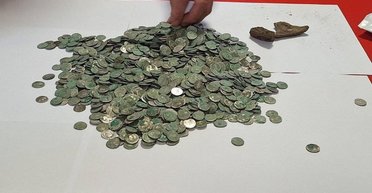 Забезпечив себе до кінця життя: чоловік знайшов скарби віком 2000 років (фото)