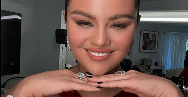 Селена Гомес продемонструвала стильний класичний манікюр (фото)