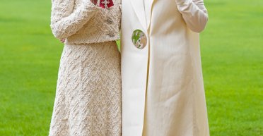 Зірка "Гри престолів" Емілія Кларк та її мати отримали нагороди від принца Вільяма (відео)