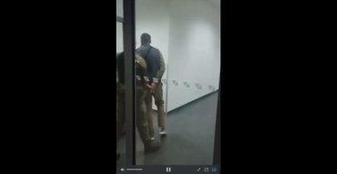 Повели в наручниках: украинского боксера Александра Усика задержали в Кракове (видео)