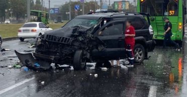 У Харкові Prado зі швидкістю 140 км/год влетів у тролейбус: постраждали 8 людей (фото)