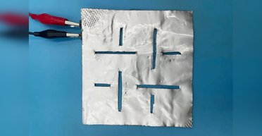 Можно растянуть и согнуть на 180°: ученые создали необычный "дырявый" аккумулятор (фото)