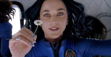Полет на Blue Origin: в сети высмеяли Кэти Перри, которая неуместно "целовала землю" (видео)
