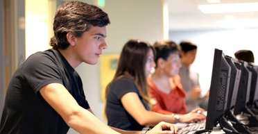 Студенты-мужчины и выезд за границу: кому пограничники разрешат выехать