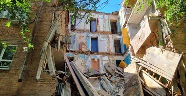 В Астрахани без всяких взрывов рухнула многоэтажка: дом должны были снести еще 1 апреля (видео)