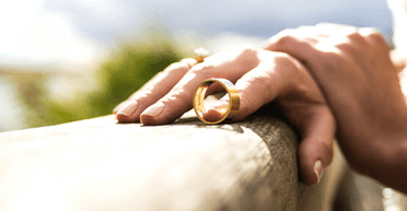 В горе, в радости и за границей: украинка объявила сбор на взятку для мужа-уклониста