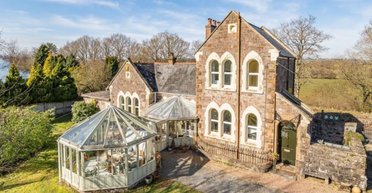 У Британії продають розкішний будинок, переобладнаний із залізничної станції (фото)