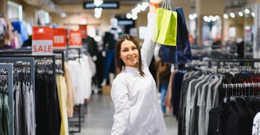 Жінка "впала на коліна" в комісійному магазині після знахідки за 15 доларів (відео)