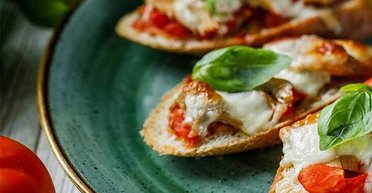 Швидкий і смачний сніданок: рецепт гарячих бутербродів із куркою та сиром