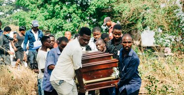 "Поднялся из гроба": мужчина инсценировал собственную смерть, чтобы увидеть, сколько людей придет на похороны