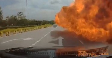 В Малайзии самолет рухнул на оживленную дорогу: есть многочисленные жертвы (видео)
