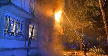 Ночной обстрел Киева: обломки "шахеда" упали на многоэтажку, много раненых (фото)