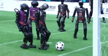 Використовували ШІ: в Китаї вперше провели футбольний матч між роботами-гуманоїдами (відео)