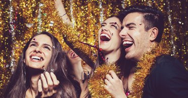 В чем встречать Год Змеи: 7 вариантов платьев для празднования Нового года 2025