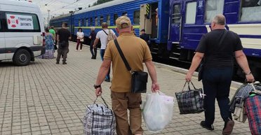 Украинцы могут получить денежную помощь при эвакуации: кому выплатят и как оформить